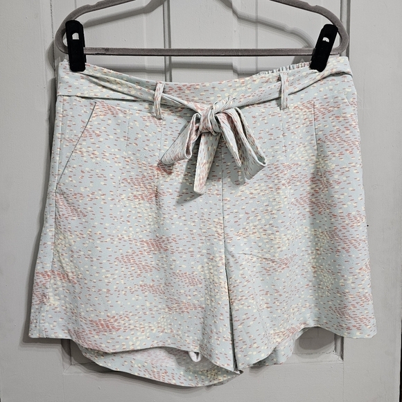 Torrid 5 Inch Pull-On Stretch Crepe Mid-Rise Tie-Front Short - Picture 4 of 7